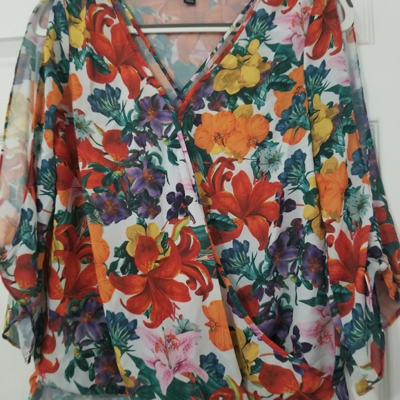 Floral Top - Picture 2 of 5